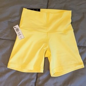 TNA butter yellow cheeky 5" short XS